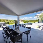 Kim Villa *