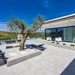 Kim Villa Momjan