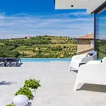 Kim Villa