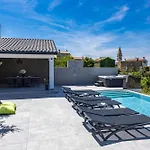 Kim Villa Momjan