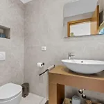 Kim Villa Momjan