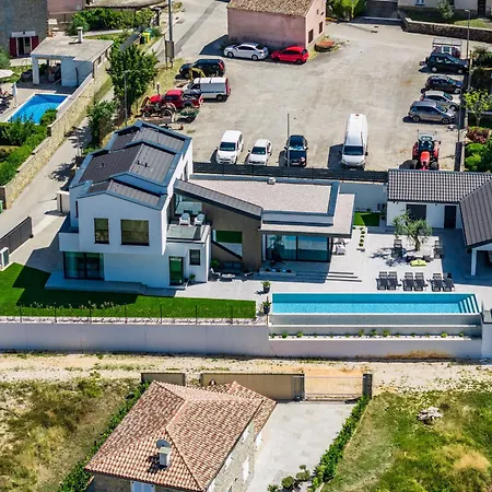 Kim Villa Momjan