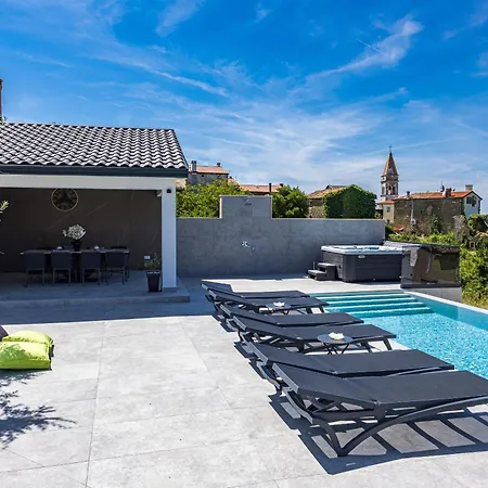 Kim Villa Momjan
